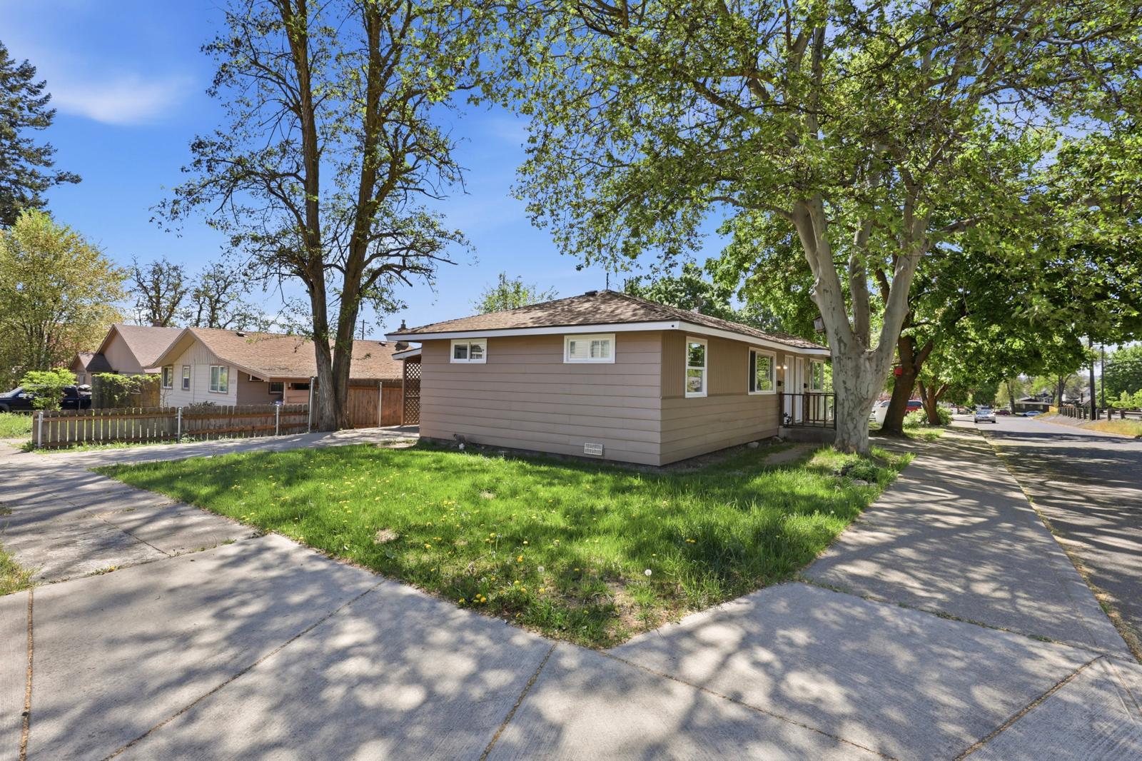 3218 North Maple Street
